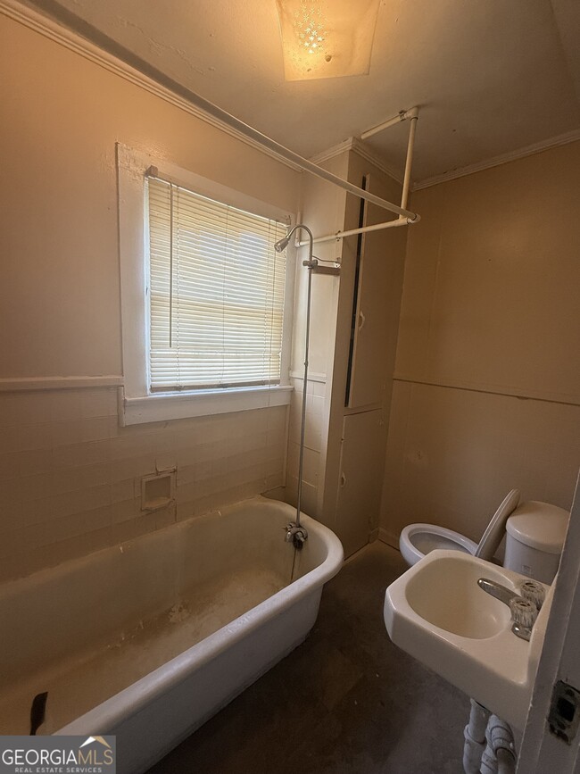 Building Photo - 902 1st St