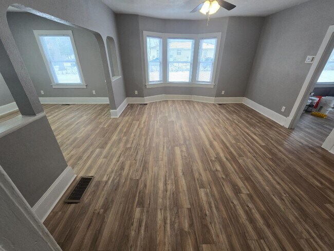 Building Photo - 104 N Evanston Ave