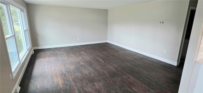 Building Photo - 914 W 2nd St