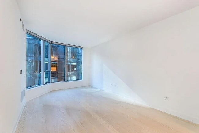 Building Photo - 333 Beale St