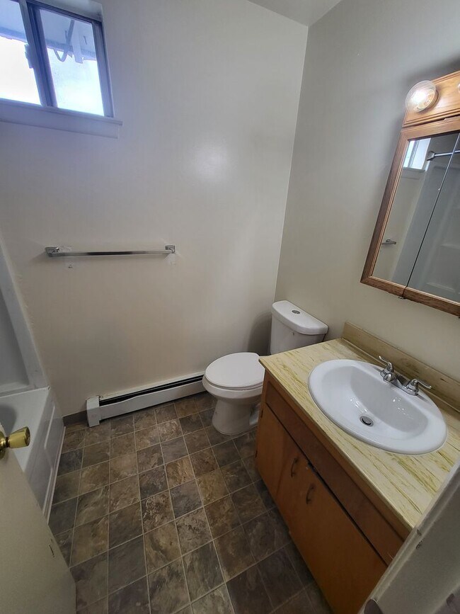 Building Photo - 1700 E Long St