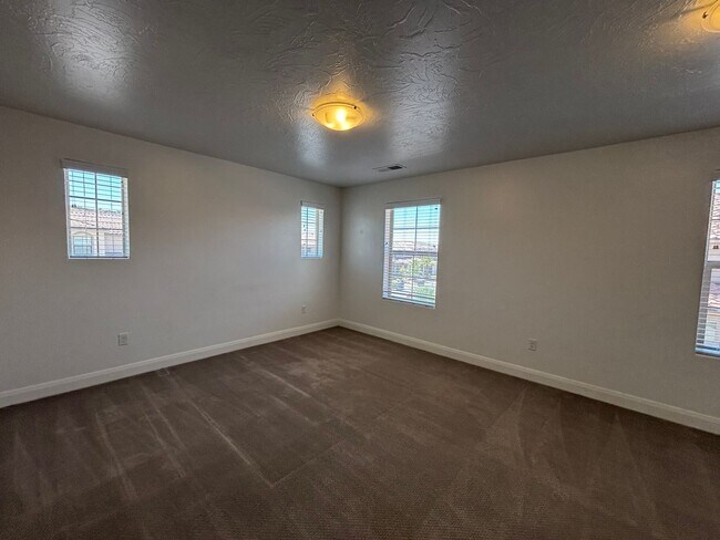 Building Photo - SPACIOUS HOME FOR RENT!