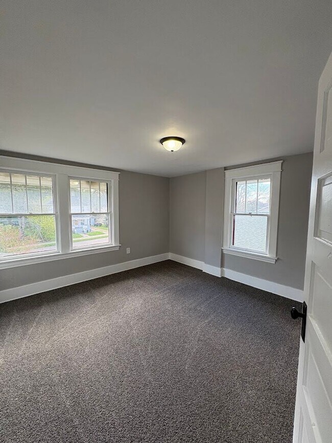 Building Photo - Four bedroom one bathroom home for rent