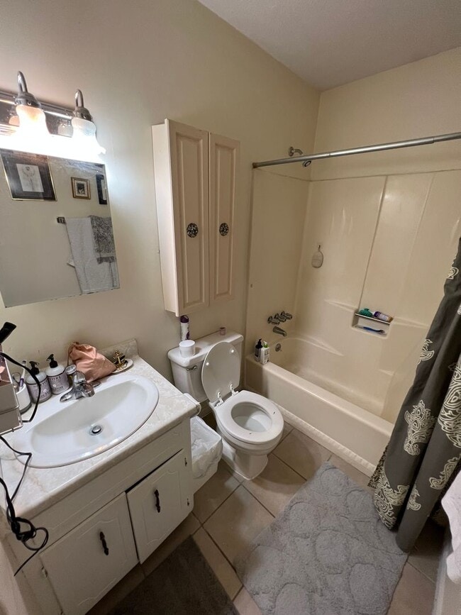 Building Photo - Duplex in Residential Eastside Area