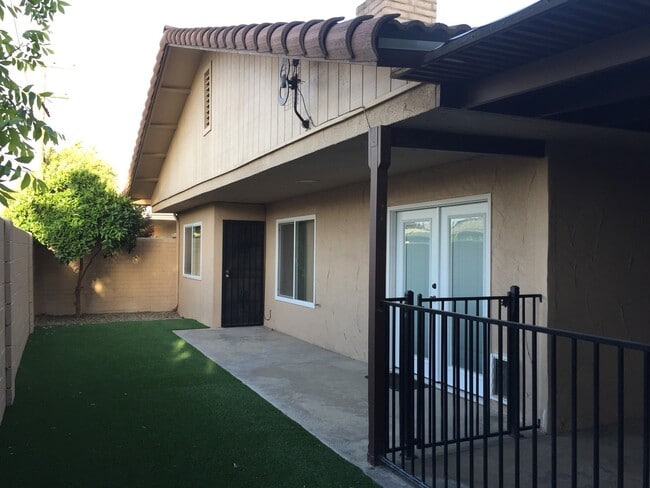 Building Photo - Charming and Close to Dining, Shopping, Gym, Theater