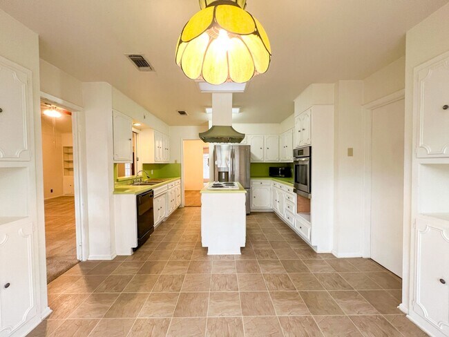 Building Photo - 11103 Whisper Hollow