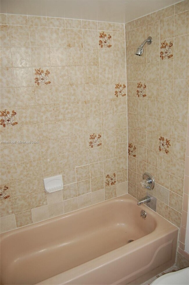 Building Photo - 1334 Collins Ave