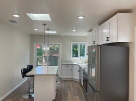 Building Photo - 1089 6th Ave