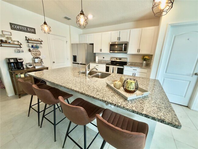 Building Photo - 512 Lily Ln