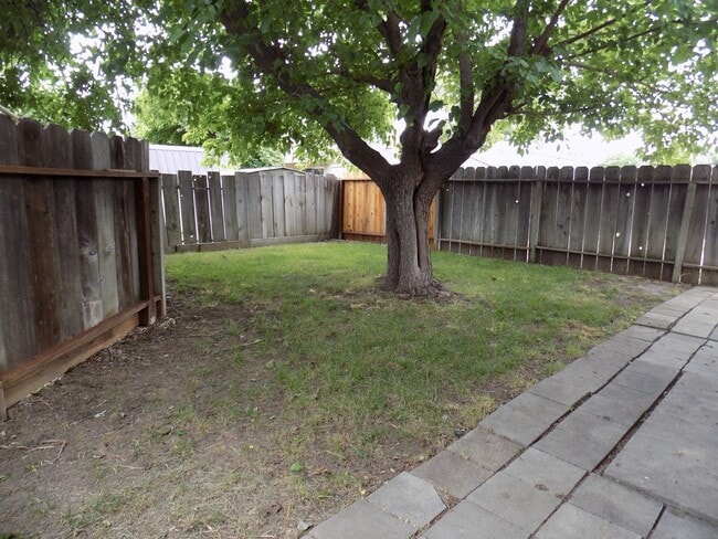 Building Photo - 498 Hintz Ave