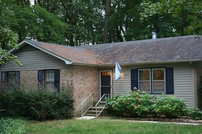 Building Photo - Renovated 3 Bed Ranch Style with large Fenced-in yard!