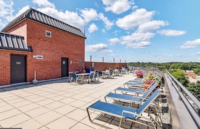 Building Photo - Amazing 1 Bedroom 1 Bathroom Condo With Su...