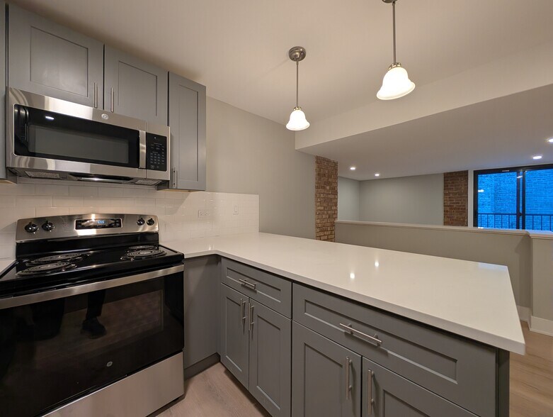 Building Photo - 1214 N La Salle Dr