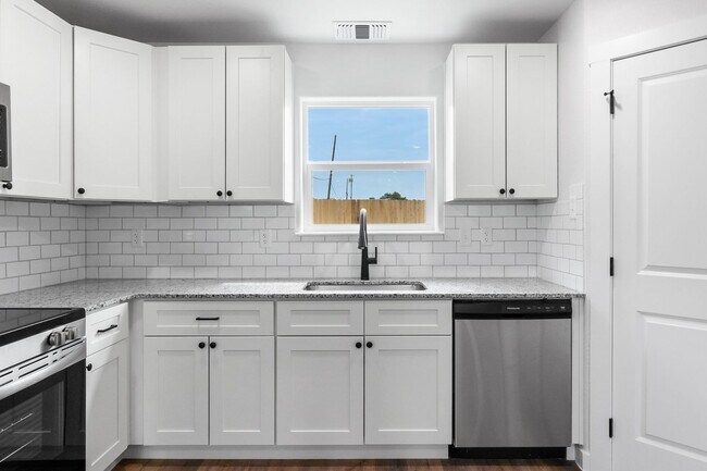 Building Photo - Modern Townhome for Rent – Modern Living a...