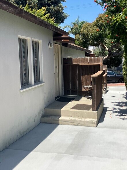 Middle unit front porch, plenty room for plants & table - 532 Avenue C