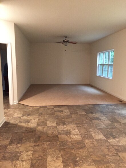 Building Photo - 718 Bella Way