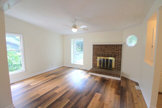 Building Photo - Charming 2 Bedroom, Large lot fenced in yard