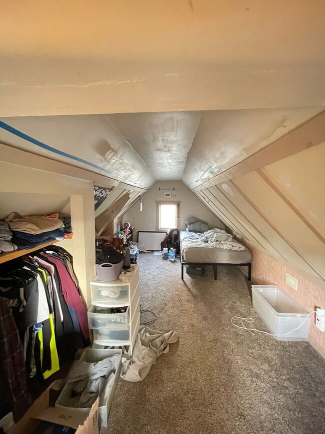 Building Photo - AVAILABLE JUNE 1st - 5 Bed, 2 Bath Home w/ Huge Enclosed Porch!