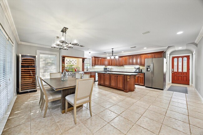 Building Photo - 718 Garden Oaks Blvd