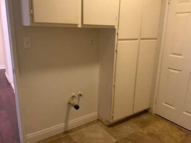 Building Photo - 942 Banbury Dr
