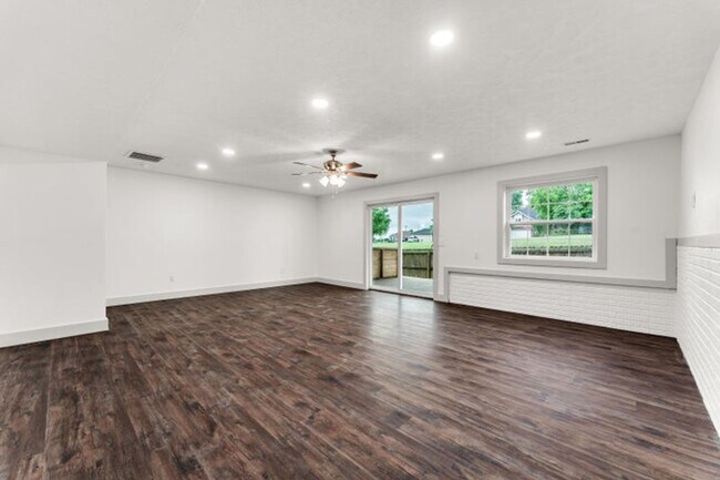 Building Photo - NIXA-5 Bed, 3 bath REMODELED Home | Walkou...