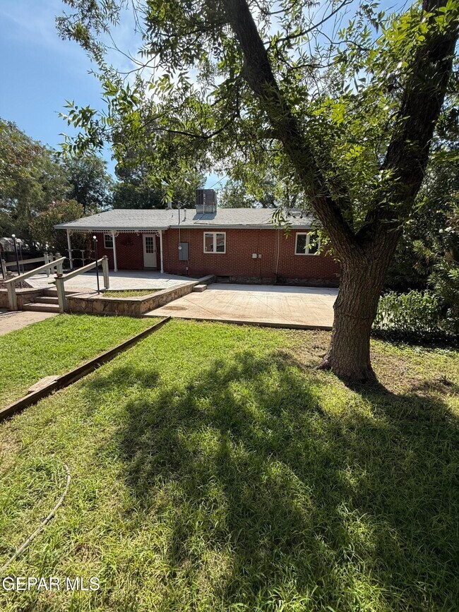 Building Photo - 258 Riverside Dr
