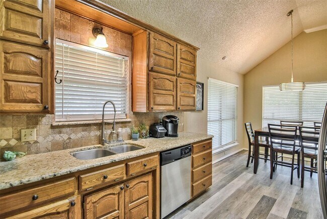 Building Photo - Beautiful Home on Mature Tree'd Lot  in We...