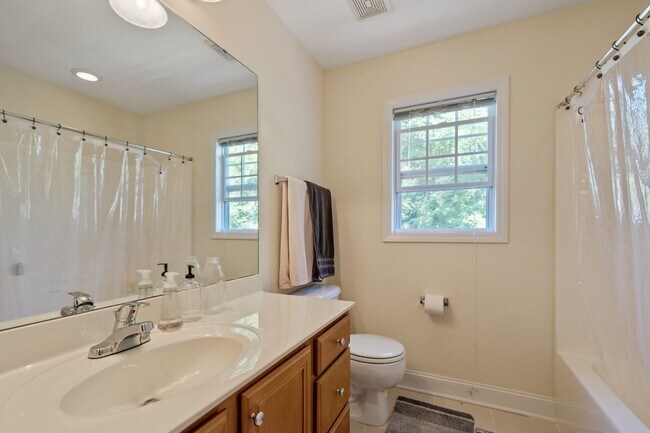 Building Photo - PENDING APPLICATION 03/28/26: Available now! Perfect 3br/2.5ba Home Only 1/2 Mile From Durham's B...