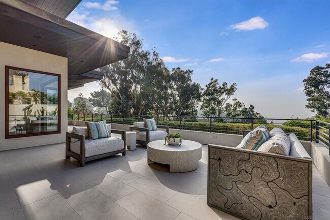 Building Photo - 8070 La Jolla Scenic Dr N
