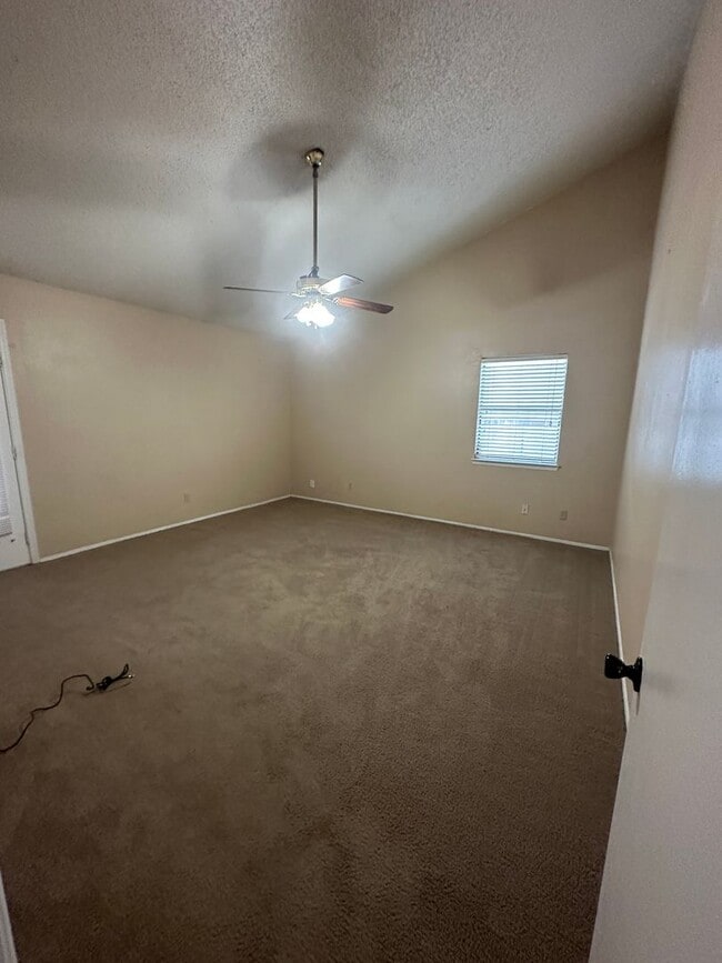Building Photo - Very nice 3 bedroom 2 bath
