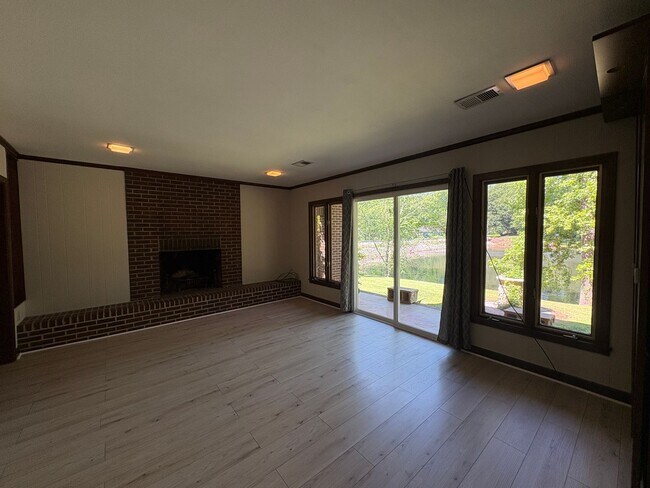 Building Photo - Large Lakefront Home Minutes from Downtown Greenville!