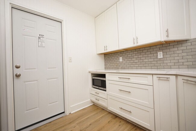 Building Photo - 128 Midland Ct