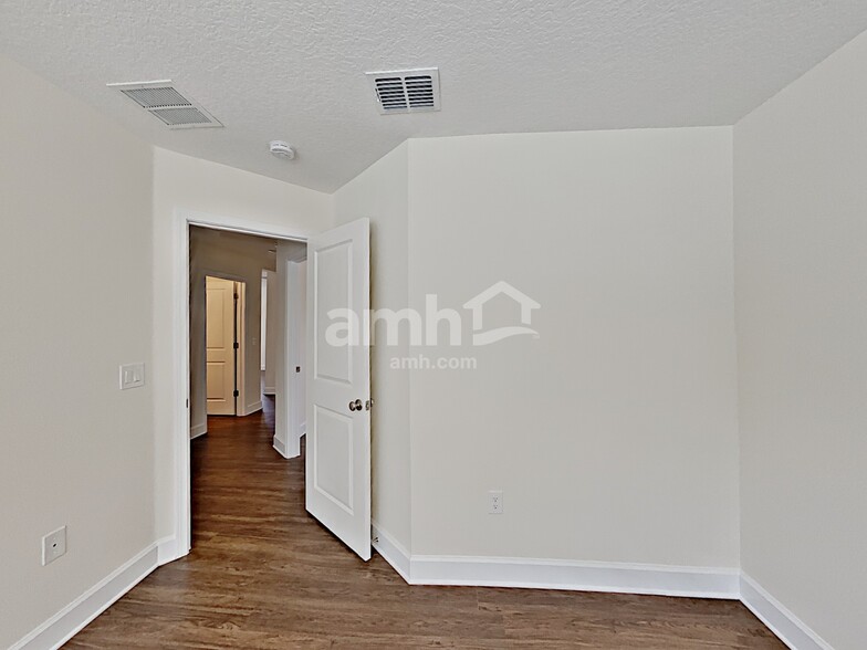 Building Photo - 2429 S Park Ave