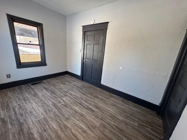 Building Photo - 610 Plum-