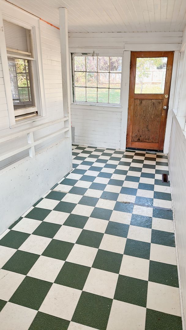 Building Photo - 4 bdrm/1 bath house with garage + large ya...