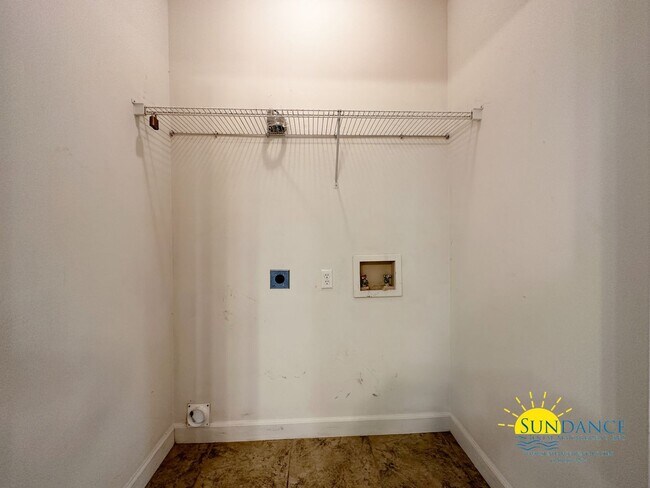 Building Photo - Beautiful 3 Bedroom Townhouse Near Both Mi...