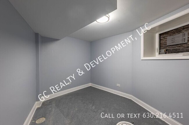 Building Photo - 6433 S Vernon Ave