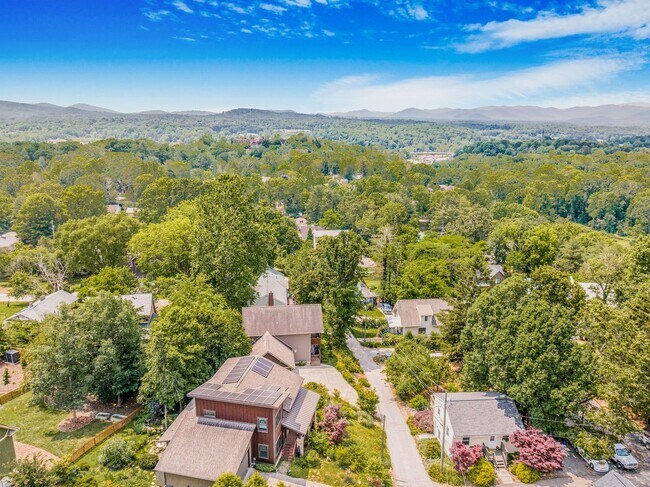 Building Photo - Asheville Rental!