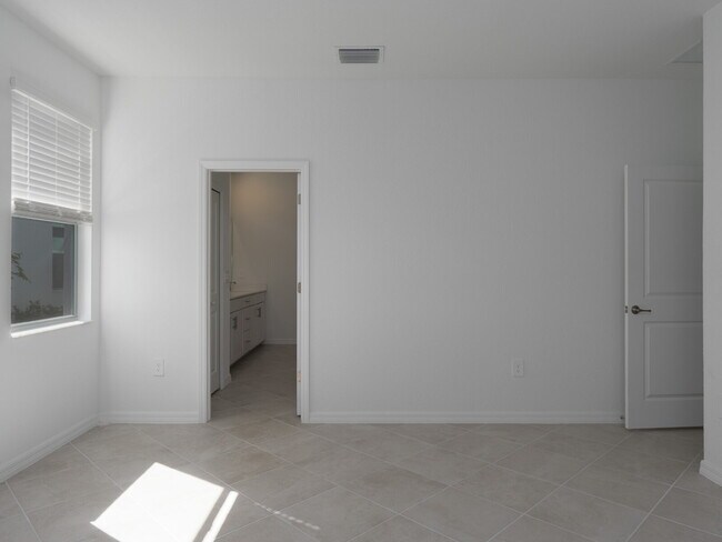 Building Photo - 11470 Burgundy Dr