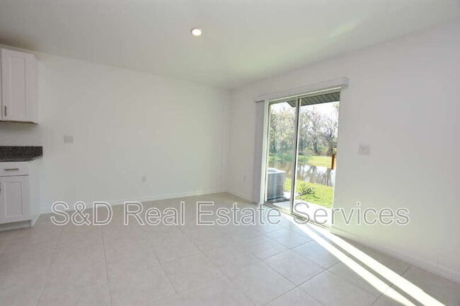 Building Photo - 1940 Red Loop