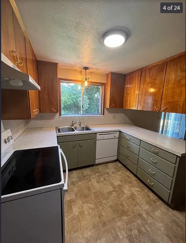 Building Photo - 3-Bed 2-bathroom Home