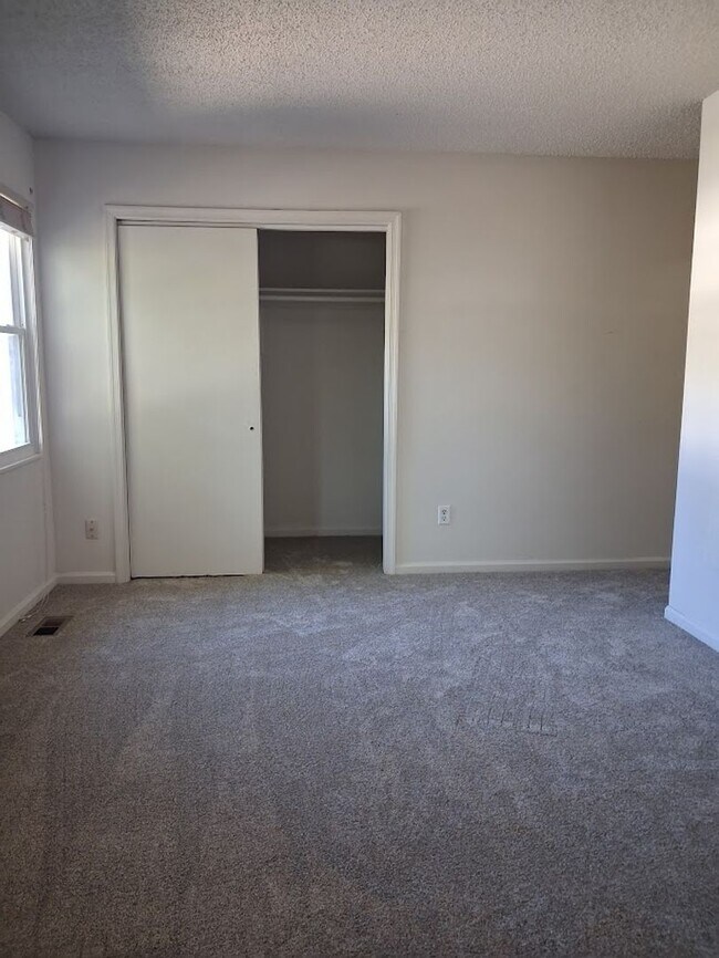 Building Photo - Charming 3BR Townhouse with Fenced Backyard and Community Pool