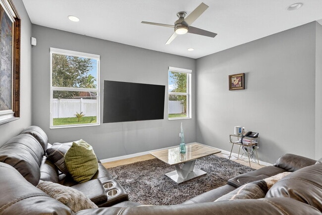 Building Photo - 1971 SW Breezeway St