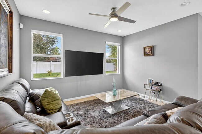 Building Photo - 1971 SW Breezeway St