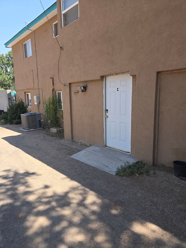 Building Photo - AVAILABLE NOW 2 bed - 1 Bath Lead and I 25...