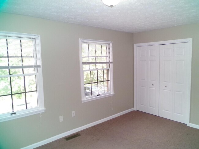 Building Photo - 244 Meadowview Dr