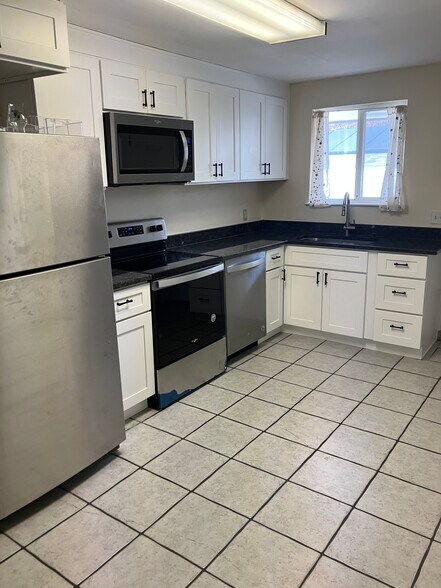 Kitchen main - 922 S Lake St