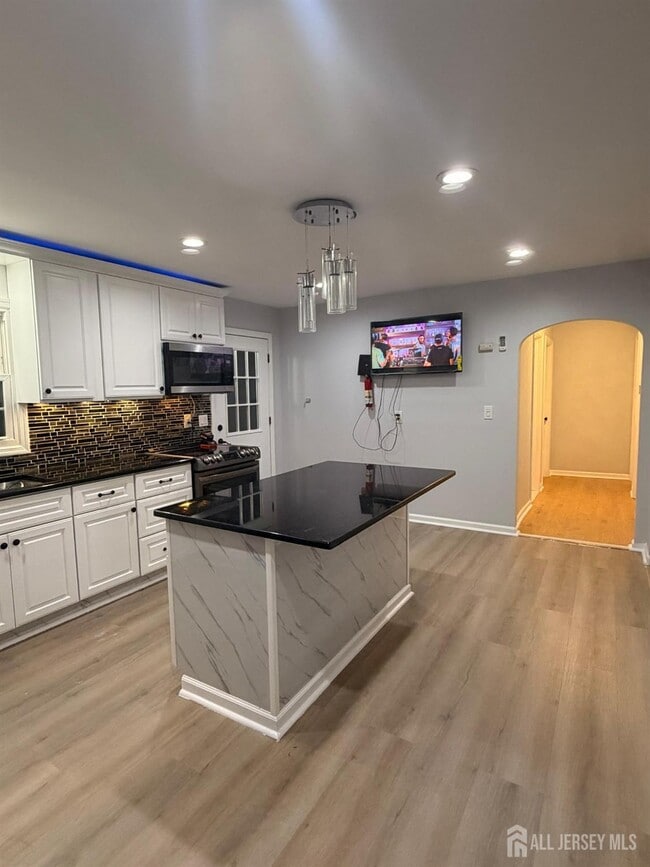 Building Photo - 84 2nd St