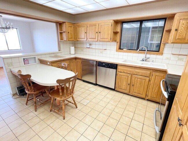 Building Photo - Beautiful Golden Gate Heights 5 Bed/3.5 Bath Home w/Amazing Views
