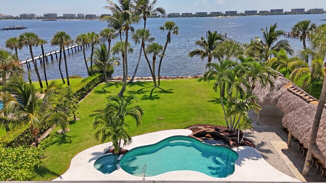 Building Photo - 930 S Lakeside Dr
